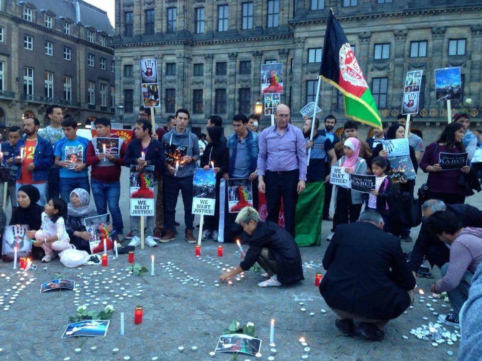 امستردام ( هالند)، مراسم شمع افروزی به مناسبت حادثه ميدان شهدای روشنايی (كابل)